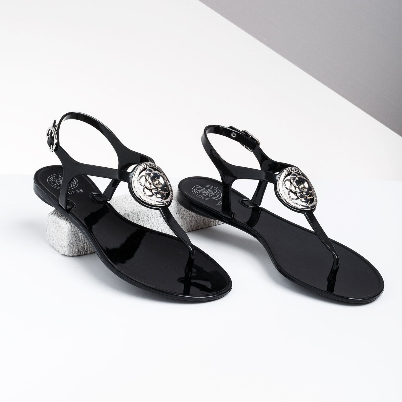 Damskie sandały GUESS JAXX fl6jax rub21 black kolor czarny