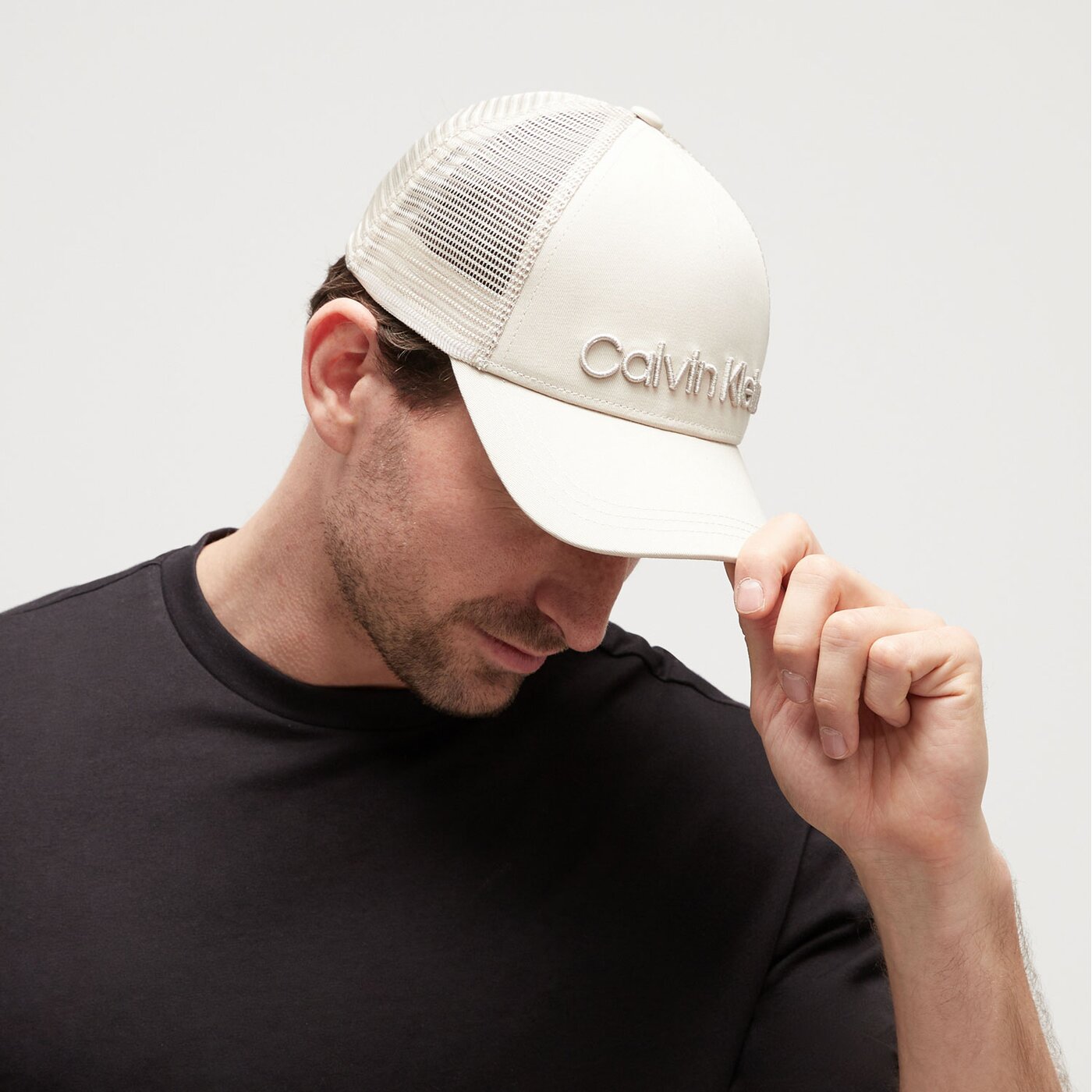 Damska czapka z daszkiem CALVIN KLEIN CZAPKA CALVIN EMBROIDERY TRUCKER k50k510334ace kolor biały