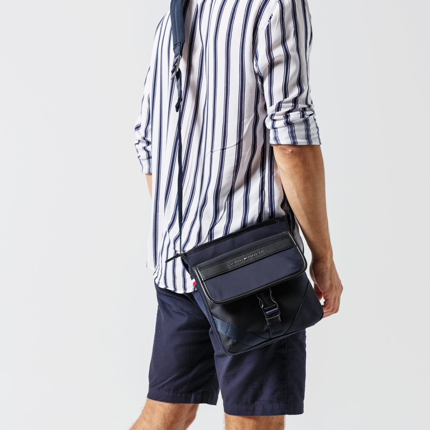 TOMMY HILFIGER TORBA ELEVATED NYLON FLAP XOVER am0am05442cjm kolor granatowy