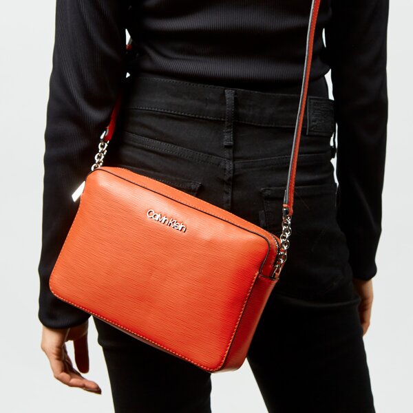 Damska torebka CALVIN KLEIN TOREBKA CAMERA BAG k60k608103xa7 kolor czerwony