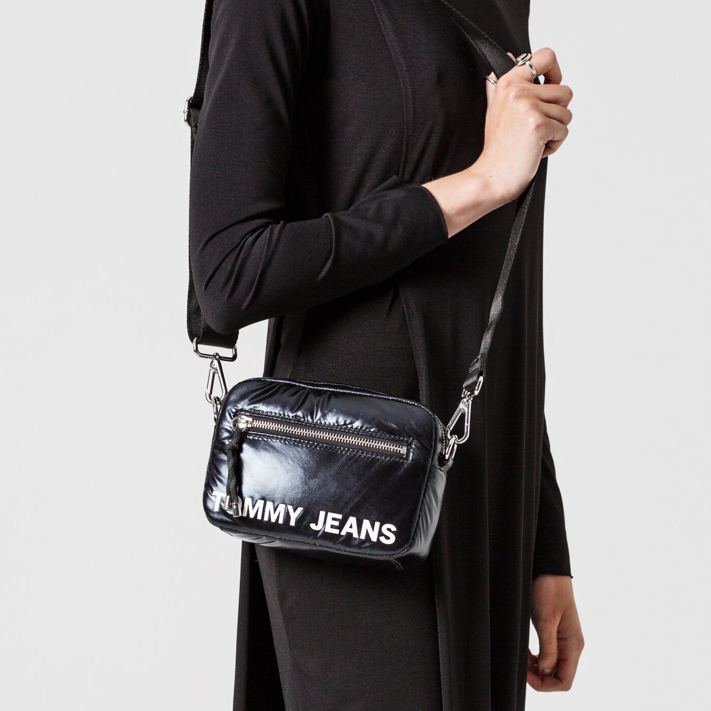 Damska nerka / saszetka TOMMY HILFIGER TOREBKA TJW ITEM CROSSOVER BLACK aw0aw07340bds kolor czarny