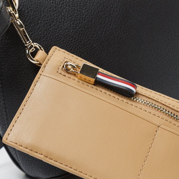 Damska torebka TOMMY HILFIGER TOREBKA CHARMING CROSSOVER aw0aw08157bds kolor czarny