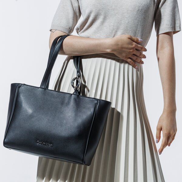 Damska torebka CALVIN KLEIN TOREBKA CK CHAIN SHOPPER k60k606684bax kolor czarny