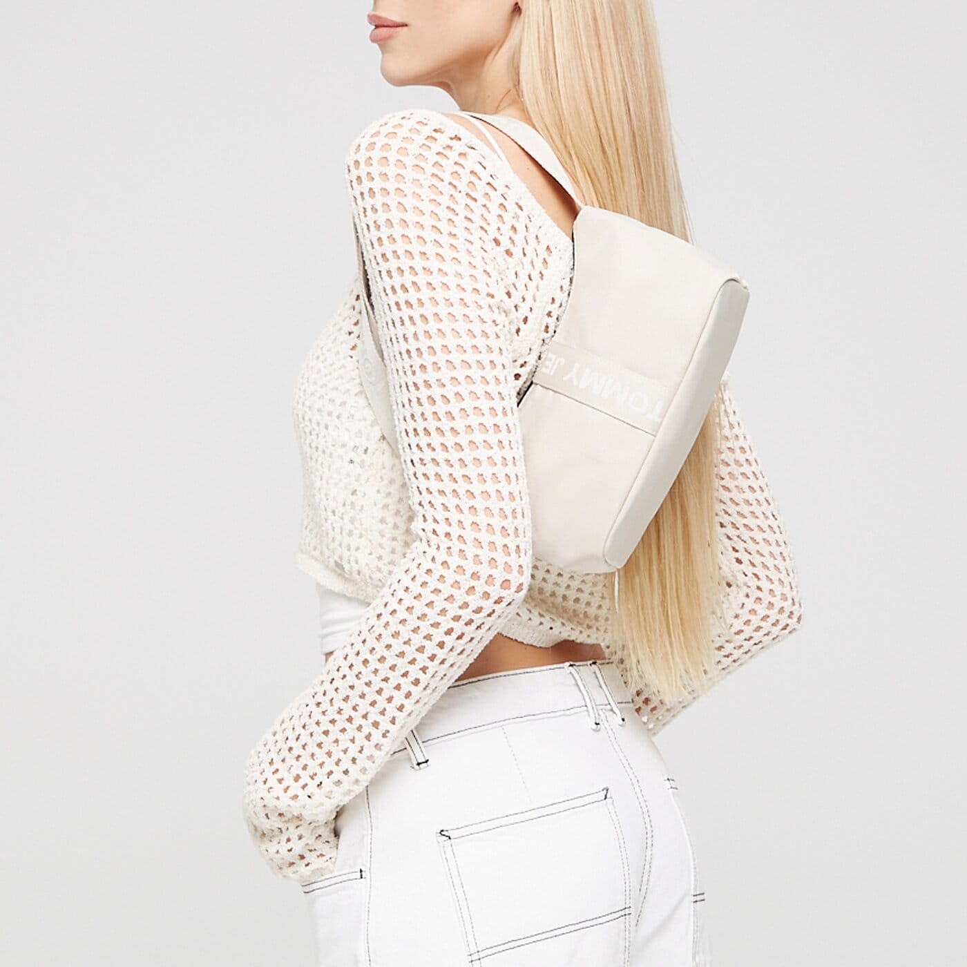 Damska torebka TOMMY HILFIGER TOREBKA TJW ESSENTIALS SHOULDER BAG aw0aw15419aev kolor biały