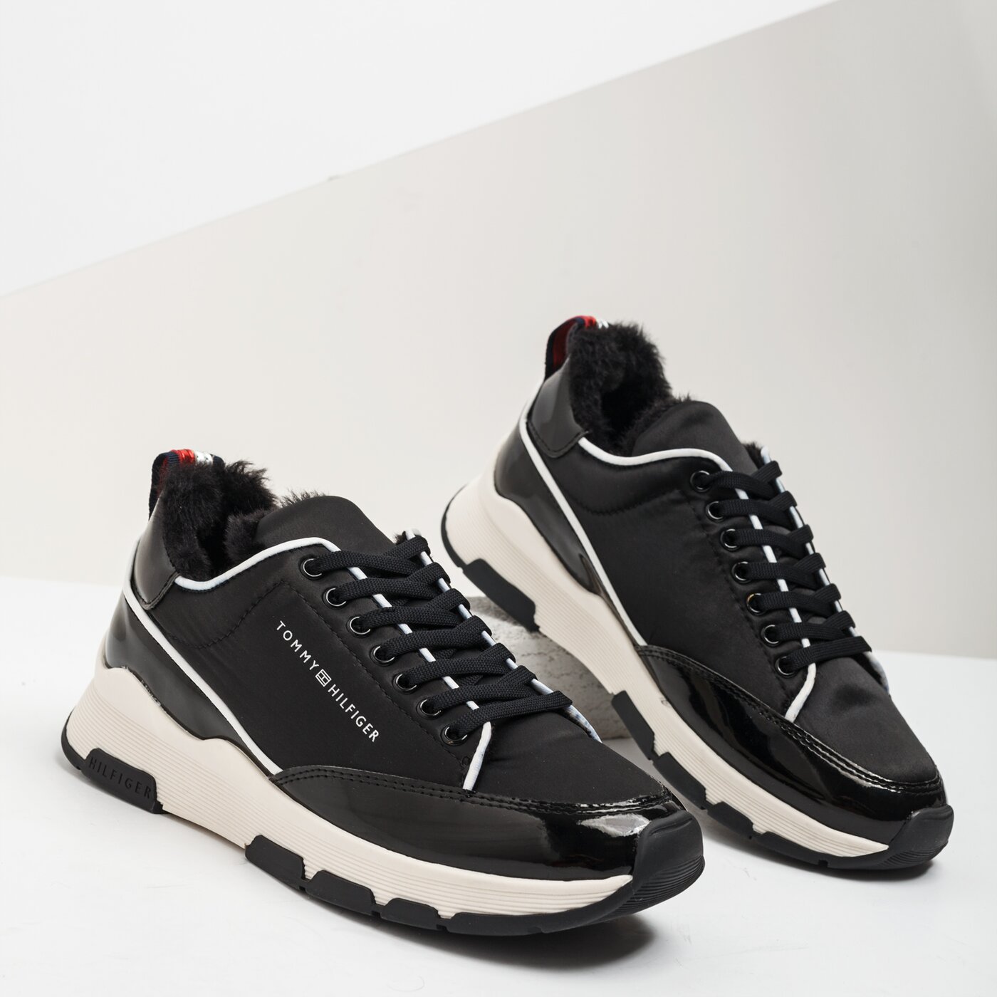 Damskie sneakersy (buty) TOMMY HILFIGER FIONA 2C2 fw0fw03970990 kolor czarny