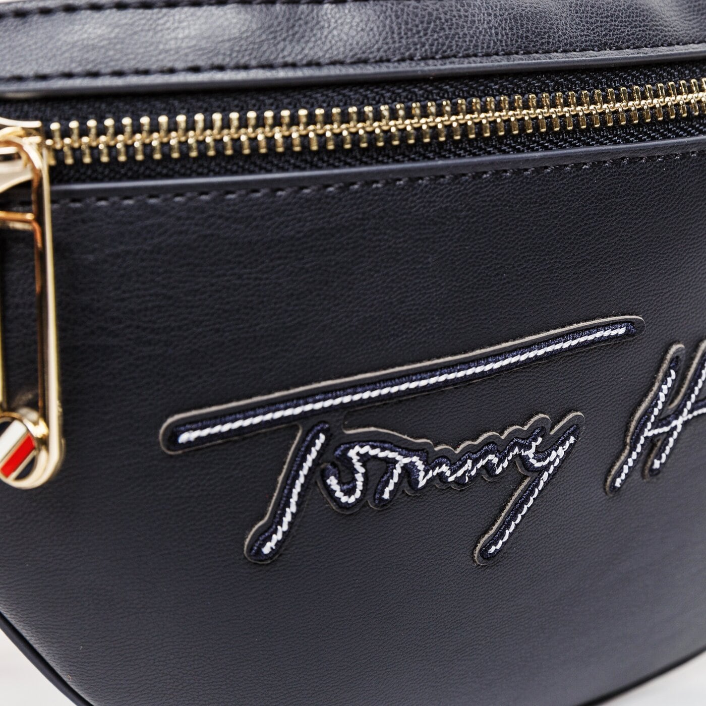 Damska nerka / saszetka TOMMY HILFIGER TOREBKA ICONIC TOMMY BUMBAG aw0aw09958dw5 kolor granatowy