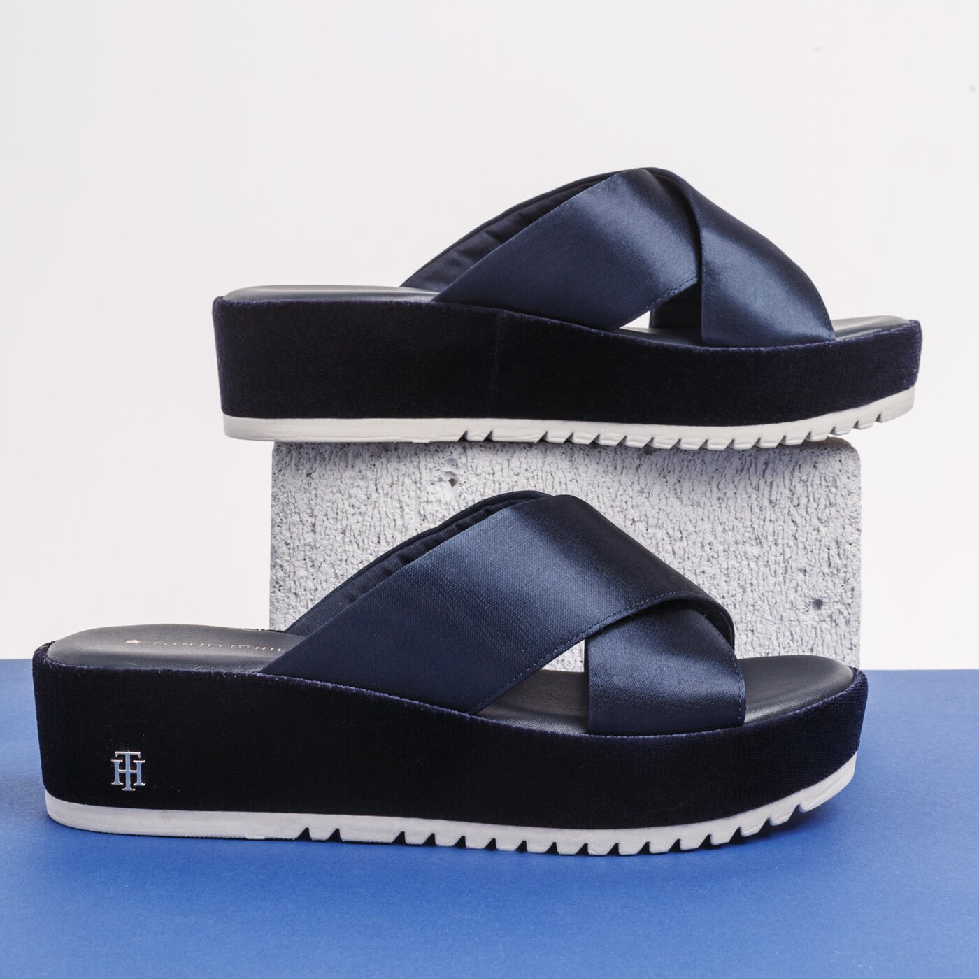Damskie klapki TOMMY HILFIGER INT JEMILIA 4D SATIN ELEVATED MULE SANDAL fw0fw03842403 kolor granatowy