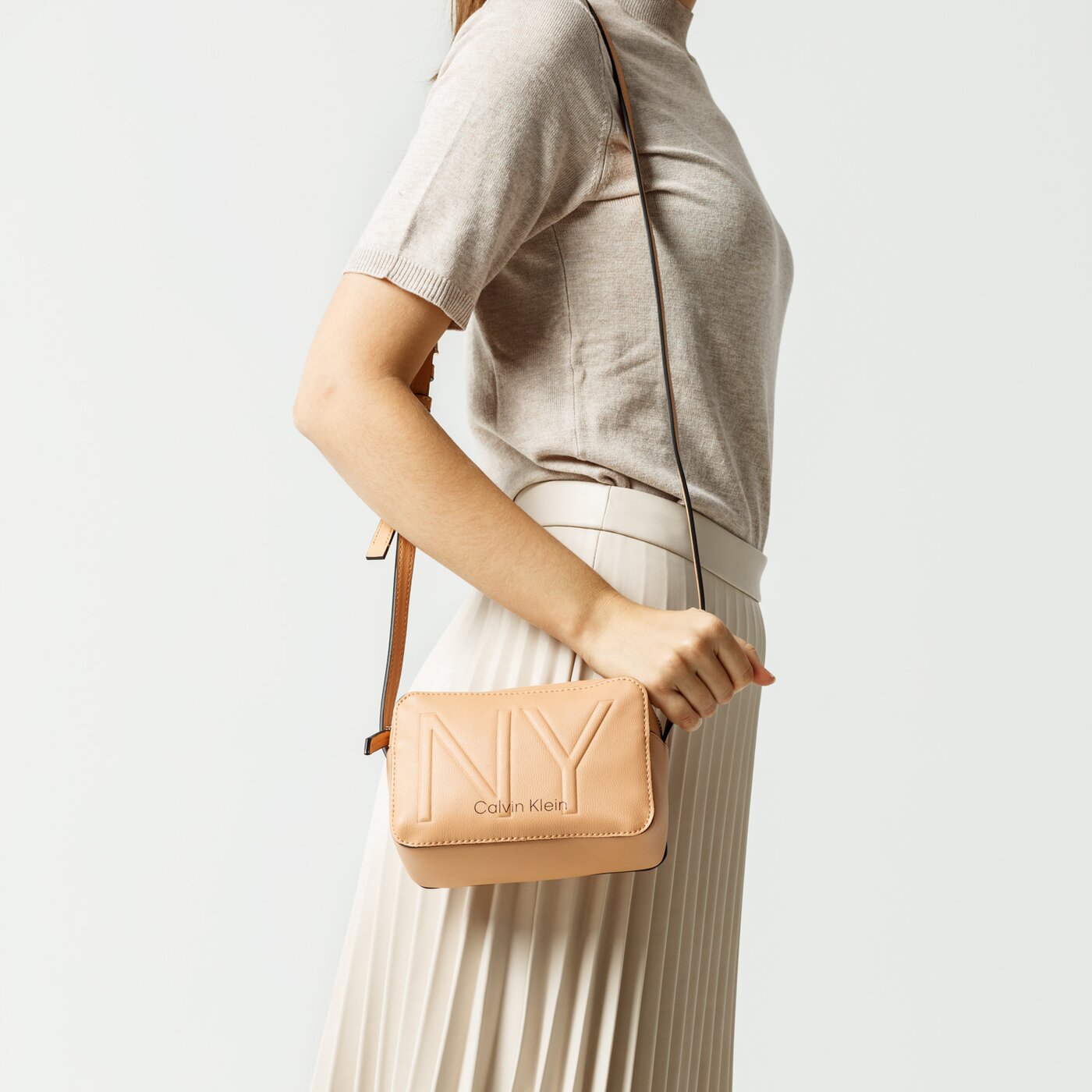 Damska torebka CALVIN KLEIN TOREBKA CK MUST PSP20 CAMERABAG k60k606182ge1 kolor beżowy