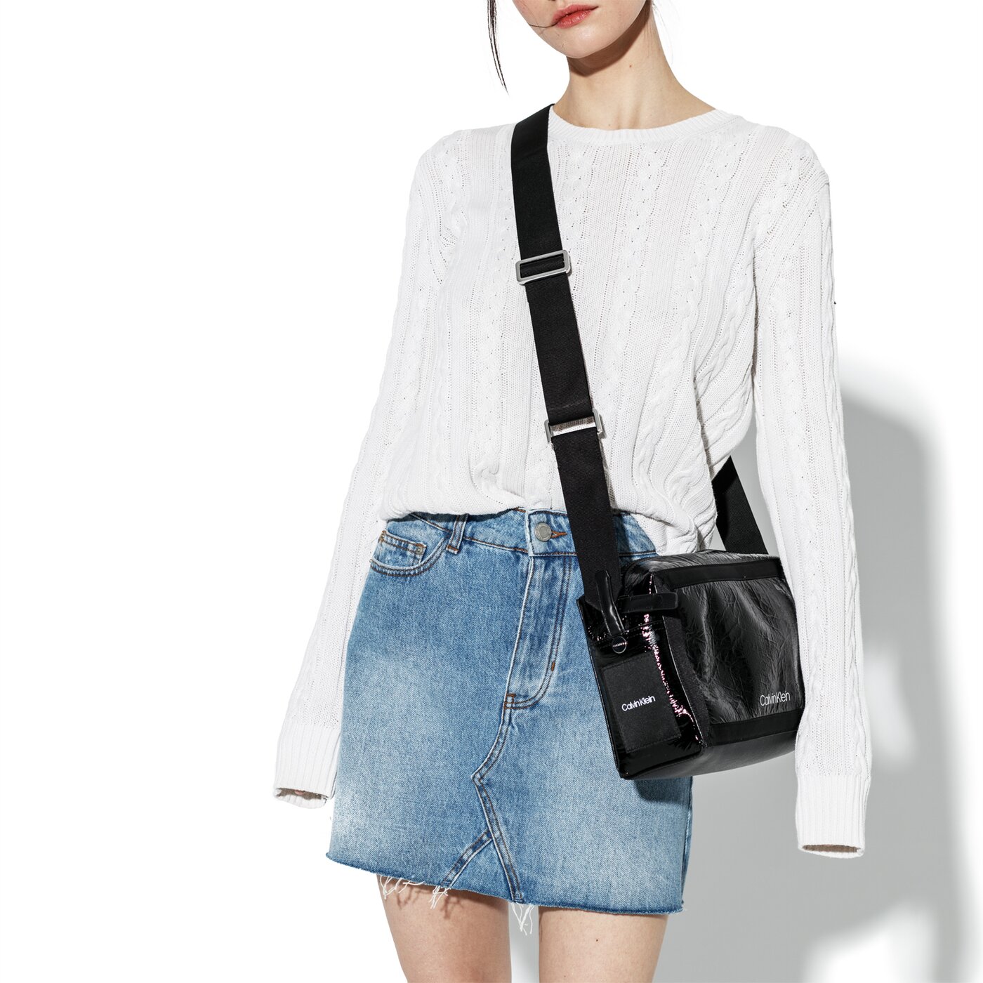 Damska torebka CALVIN KLEIN TOREBKA OUTLINE MEDIUM CROSSBODY k60k604820001 kolor czarny