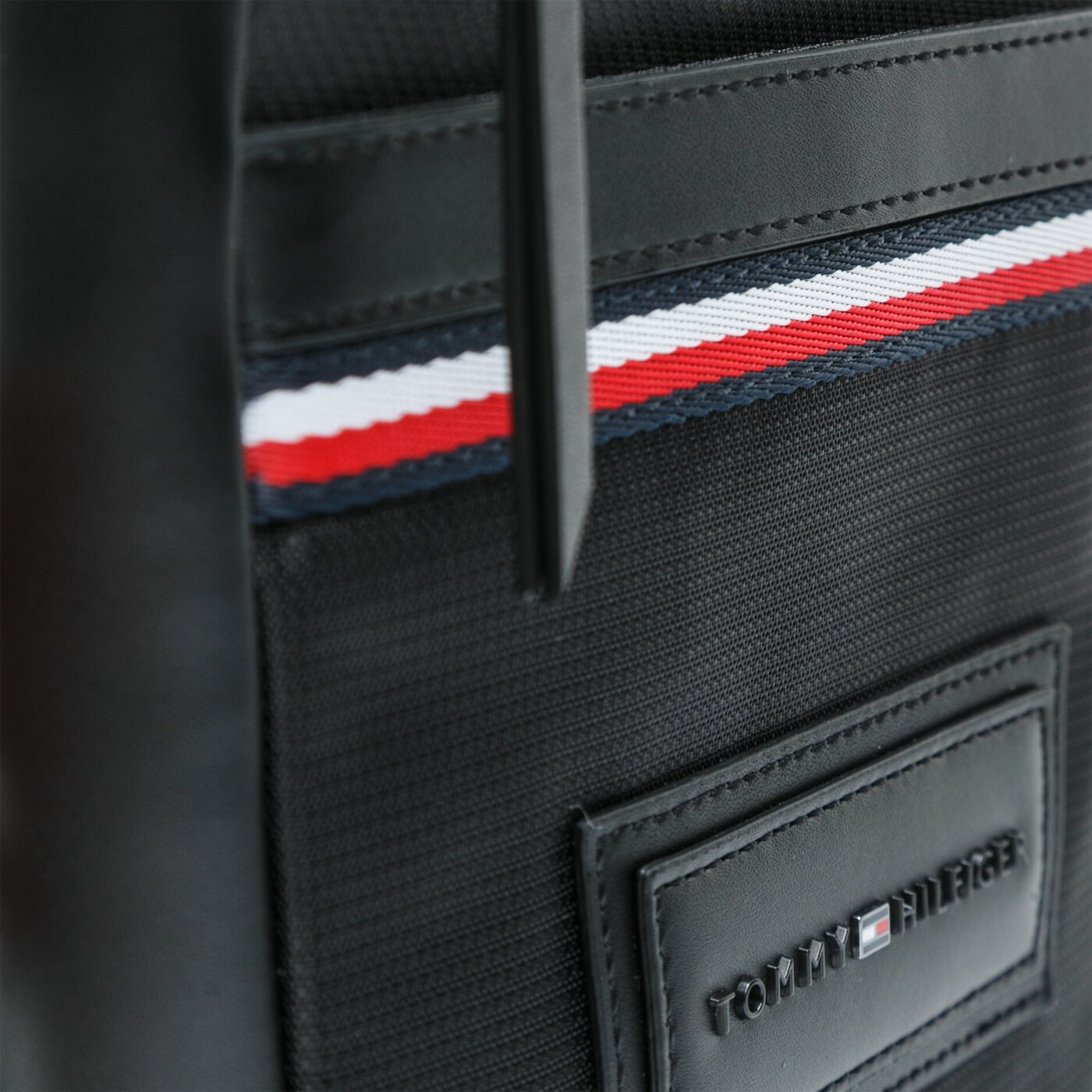 TOMMY HILFIGER TORBA MODERN NYLON MINI CROSSOVER am0am05569bds kolor czarny