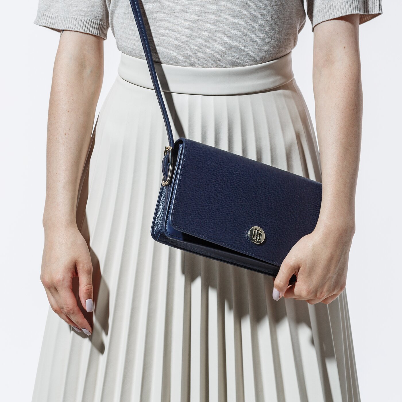 Damska torebka TOMMY HILFIGER TOREBKA HONEY FLAP CROSSOVER aw0aw07943cjm kolor granatowy