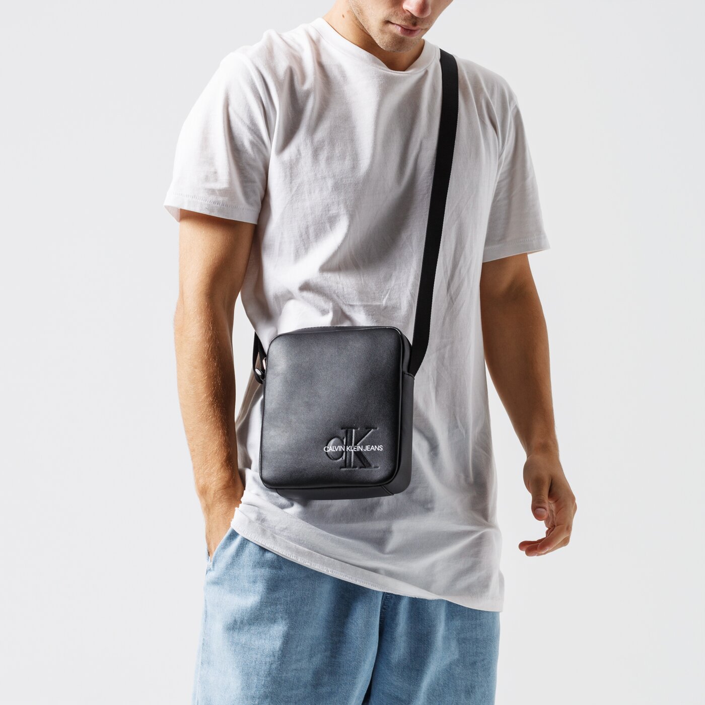 CALVIN KLEIN TORBA SMOOTH MONOGRAM MICRO FLATPACK k50k504741001 kolor czarny