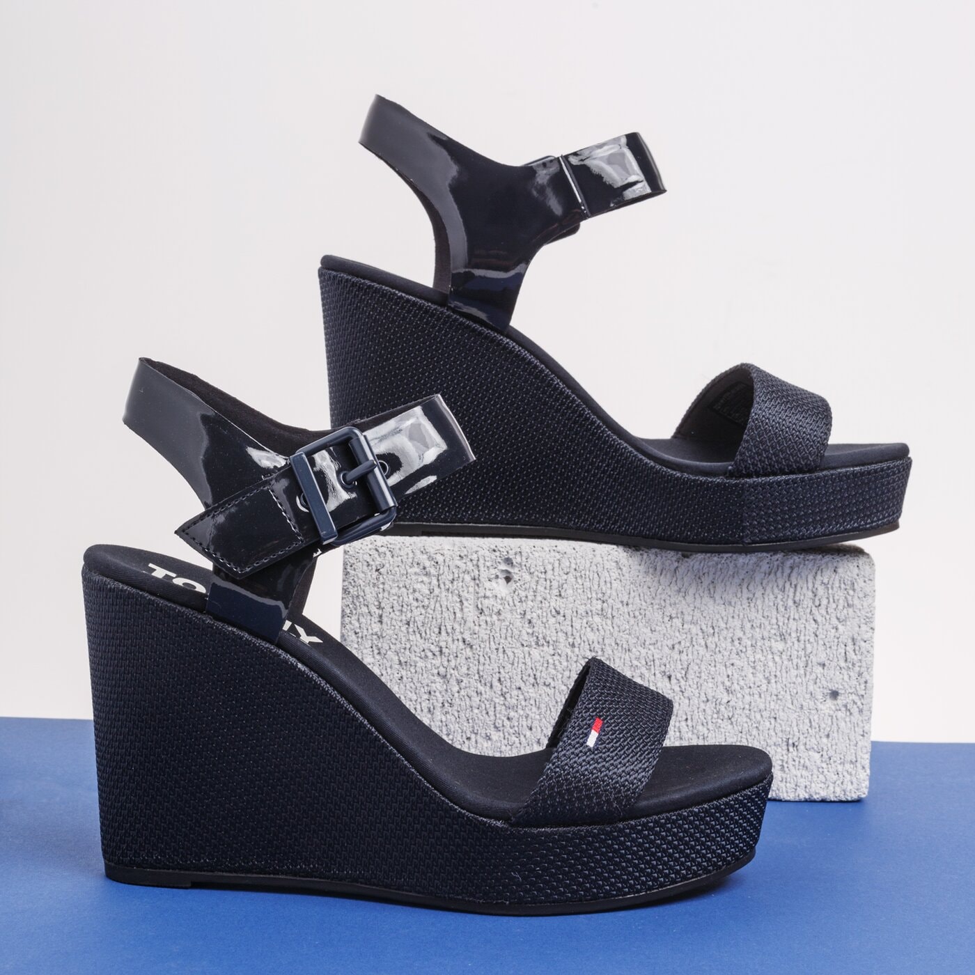 Damskie sandały TOMMY HILFIGER LUNA 29C MATERIAL MIX WEDGE SANDAL en0en00560403 kolor granatowy
