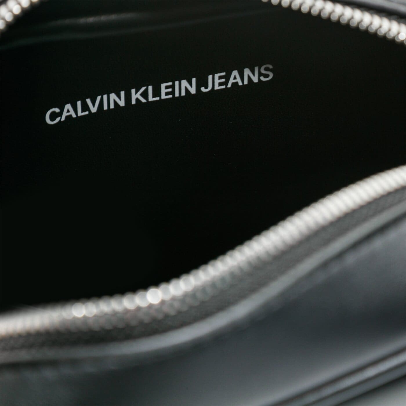 Damska torebka CALVIN KLEIN TOREBKA CAMERA BAG k60k607202bds kolor czarny