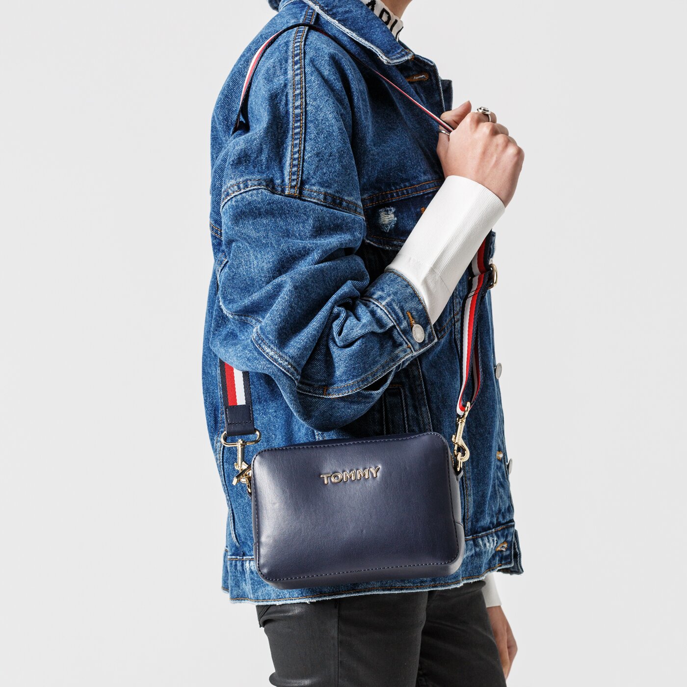 Damska nerka / saszetka TOMMY HILFIGER TOREBKA ICONIC TOMMY CROSSOVER aw0aw07592cjm kolor granatowy