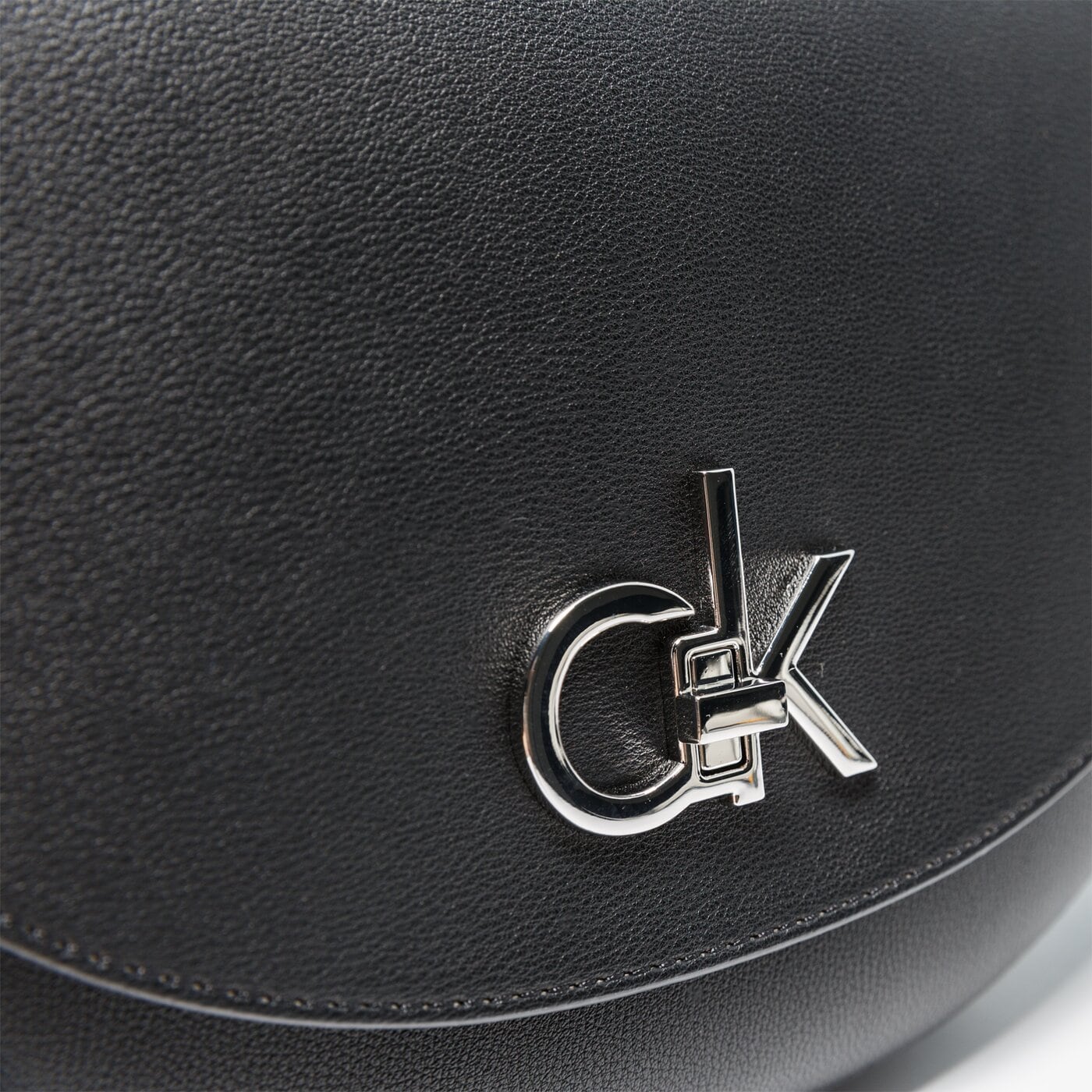 Damska torebka CALVIN KLEIN TOREBKA RE-LOCK SADDLE BAG k60k606678bax kolor czarny
