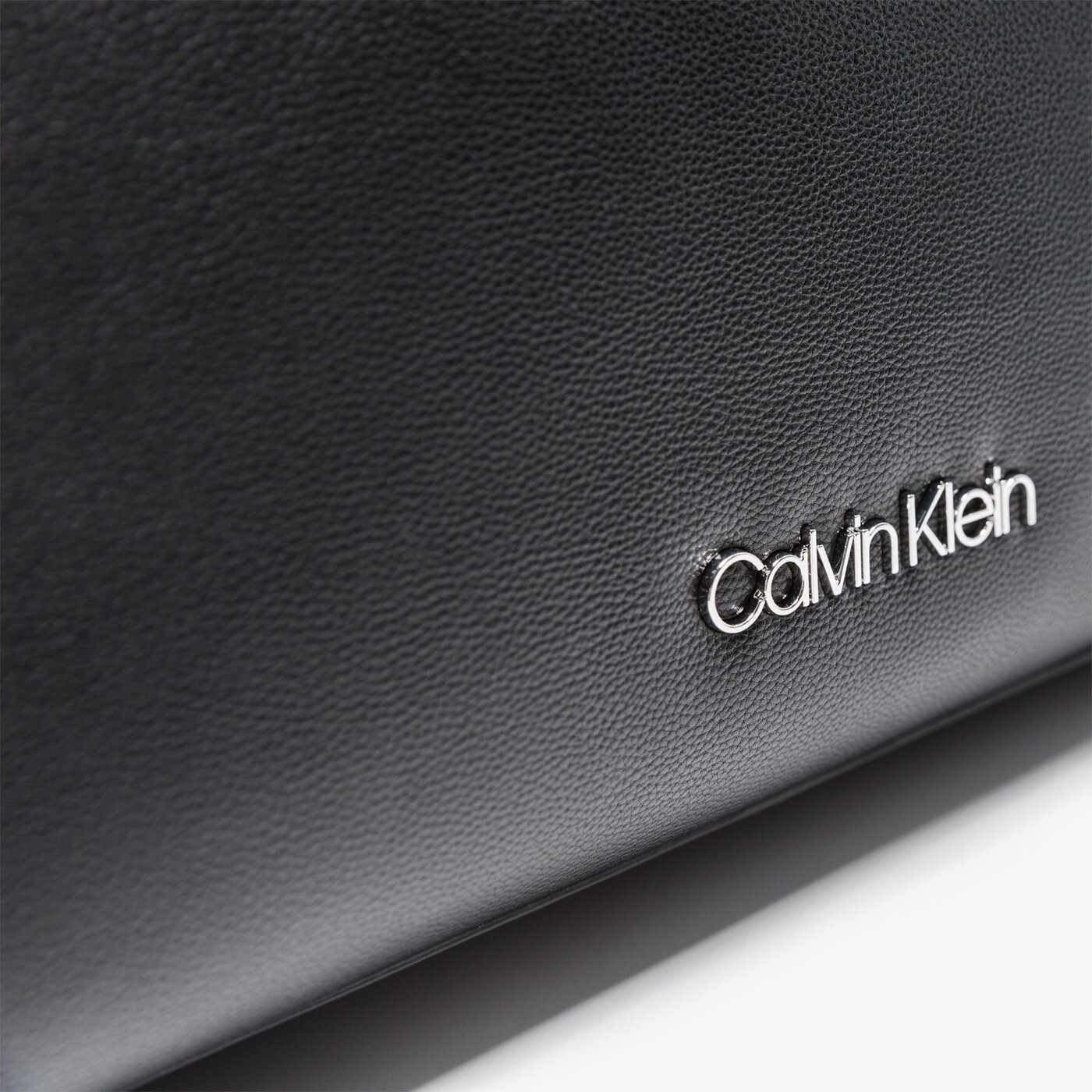 Damska torebka CALVIN KLEIN TOREBKA CK CHAIN SHOPPER k60k606684bax kolor czarny