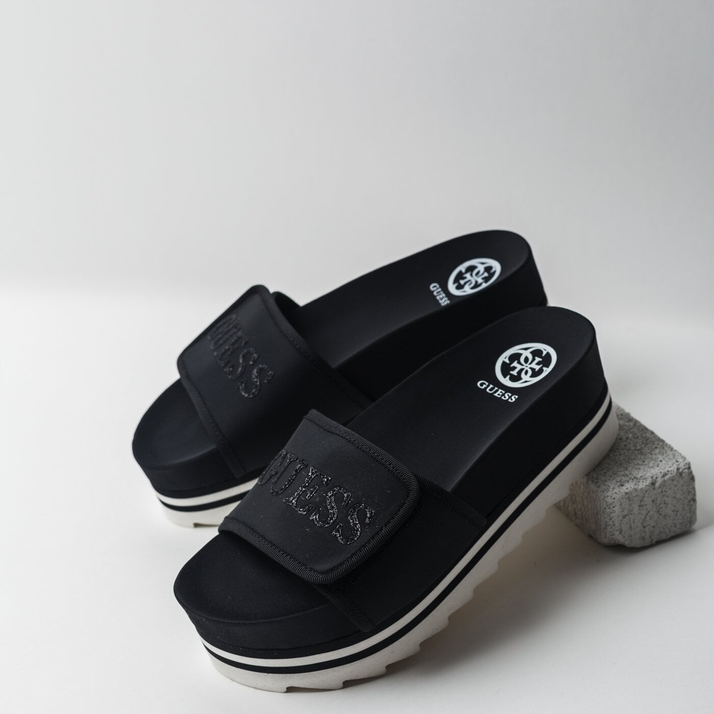 Damskie klapki GUESS HALLIE 2 SLIDE FABRIC flhi22fab19black kolor czarny