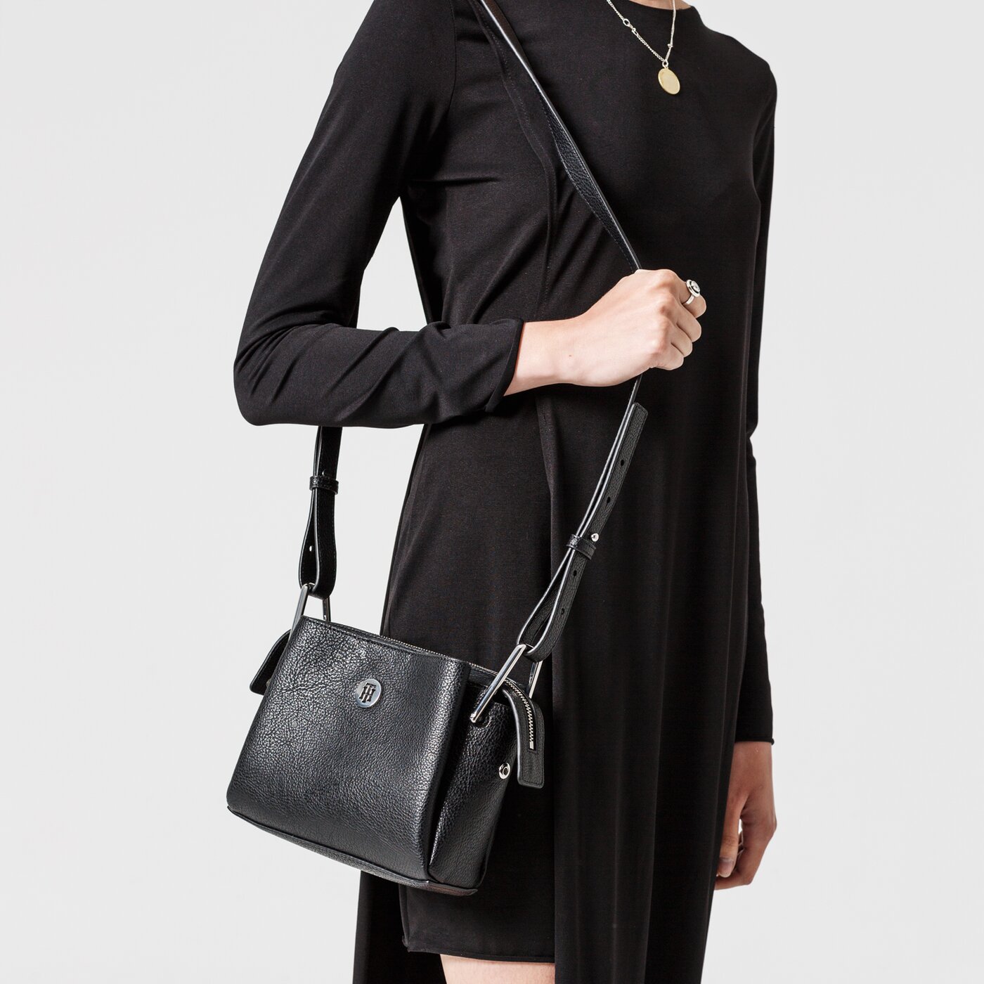 Damska nerka / saszetka TOMMY HILFIGER TOREBKA CORE CROSSOVER aw0aw07303bds kolor czarny