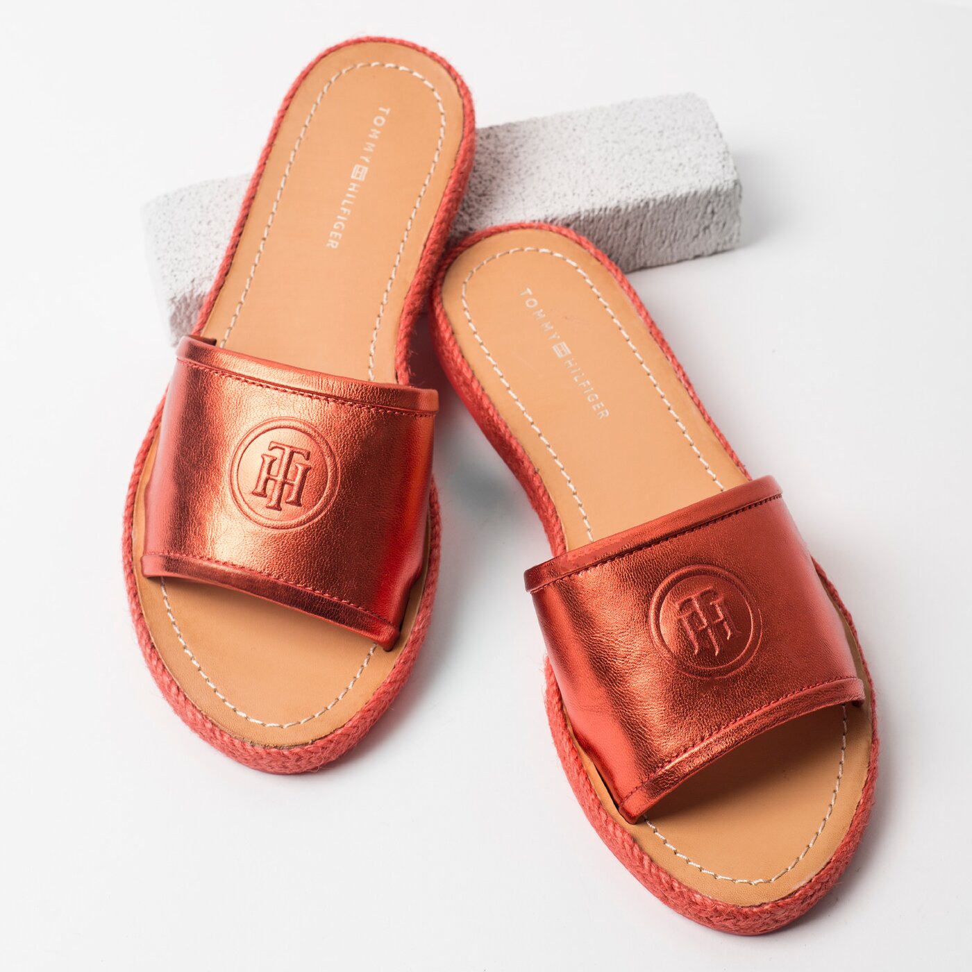 Damskie klapki TOMMY HILFIGER METALLIC FLAT MULE fw0fw02224630 kolor czerwony