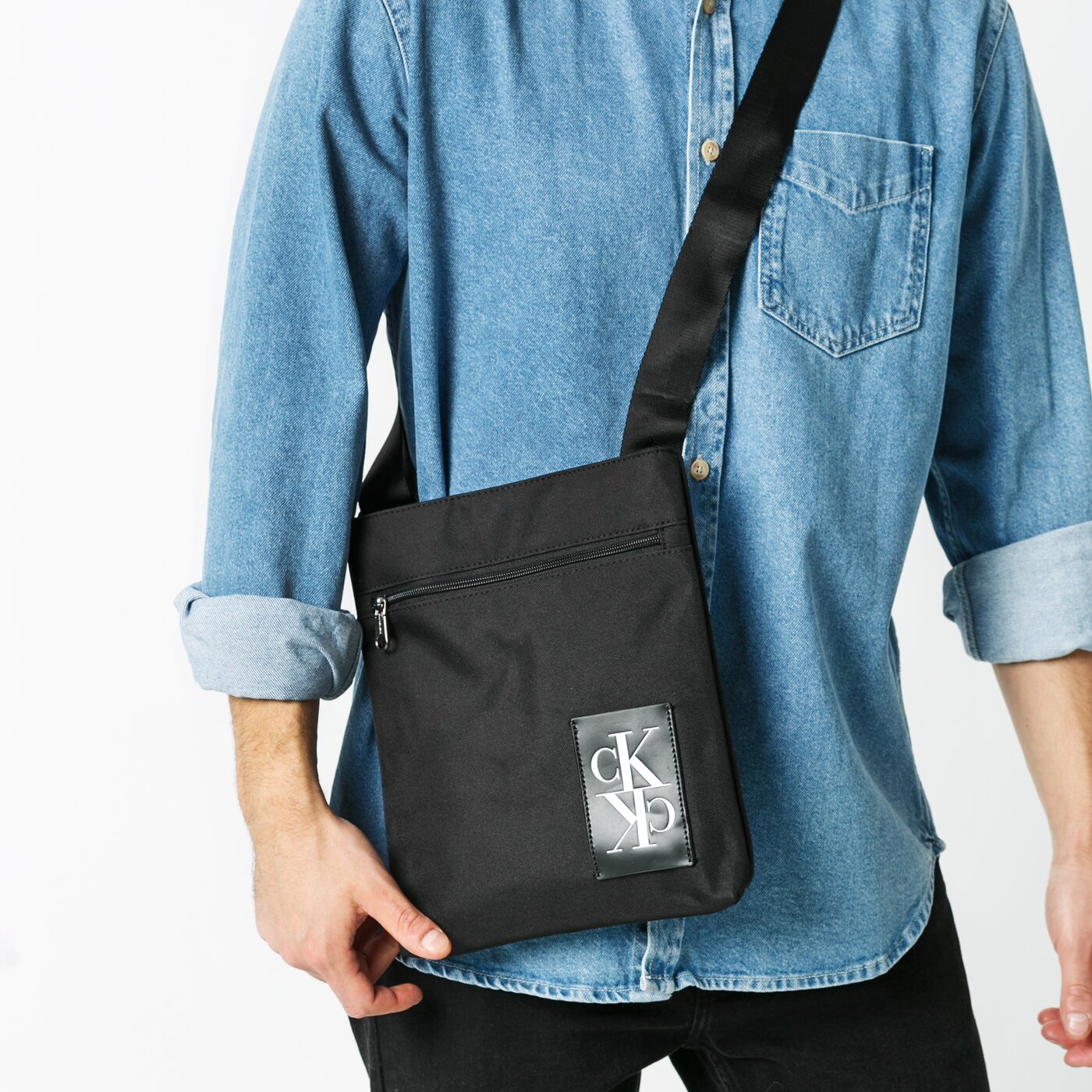 CALVIN KLEIN TORBA SPORT ESSENTIALS FLAT PACK k50k505255bds kolor czarny