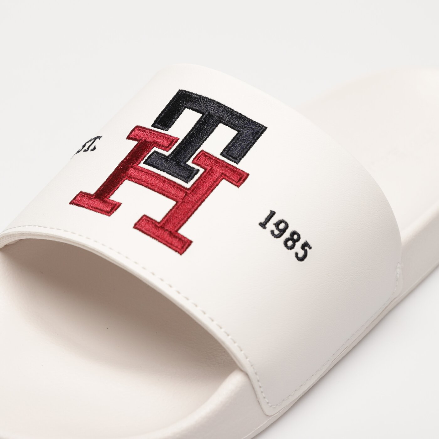 Męskie klapki TOMMY HILFIGER TH EMBROIDERY POOL SLIDE fm0fm04465ac0 kolor biały