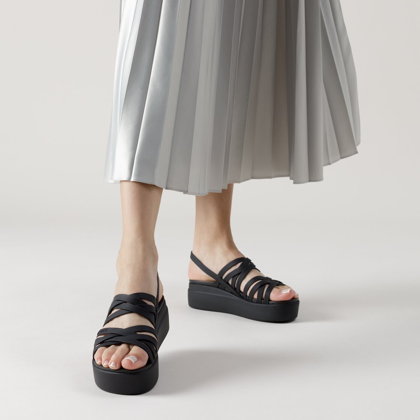 Damskie sandały CROCS CROCS BROOKLYN STRAPPY LOWWDGW 206751001 kolor czarny