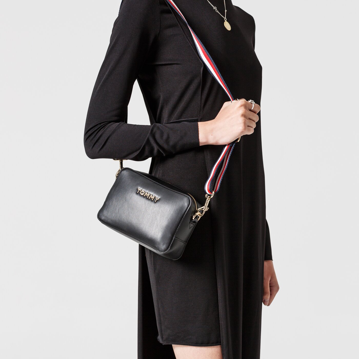 Damska nerka / saszetka TOMMY HILFIGER TOREBKA ICONIC TOMMY CROSSOVER SOLID aw0aw07591bds kolor czarny