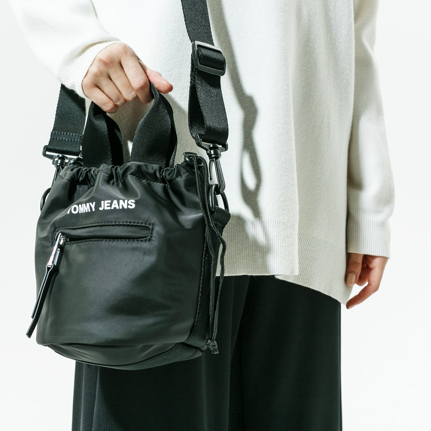 Damska torebka TOMMY HILFIGER TOREBKA TJW NYLON TWIST SM BUCKET BAG aw0aw09092bds kolor czarny