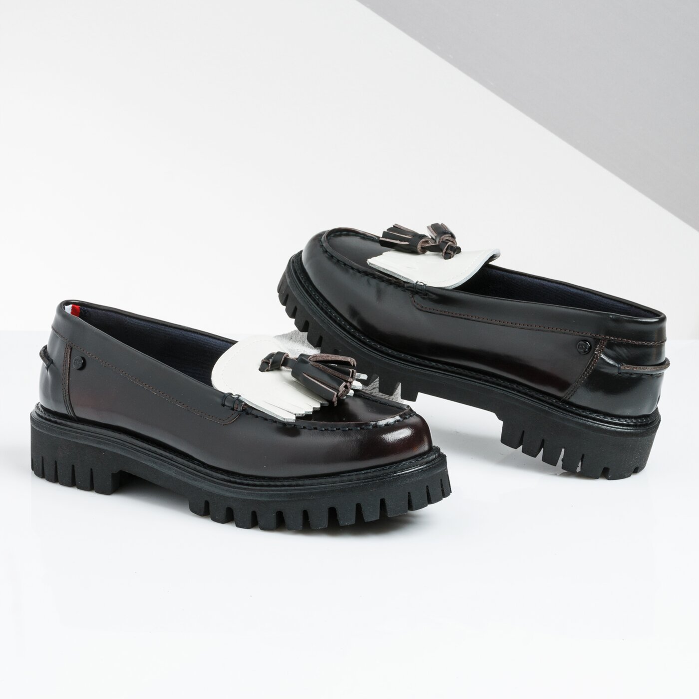 Damskie półbuty TOMMY HILFIGER ICONIC POLISHED LOAFER fw0fw04289020 kolor czarny