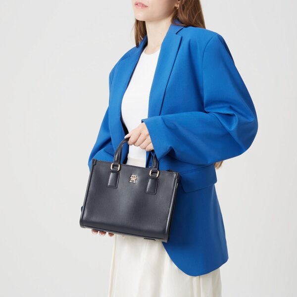 Damska torebka TOMMY HILFIGER TOREBKA TH MONOTYPE MINI TOTE aw0aw15977dw6 kolor granatowy