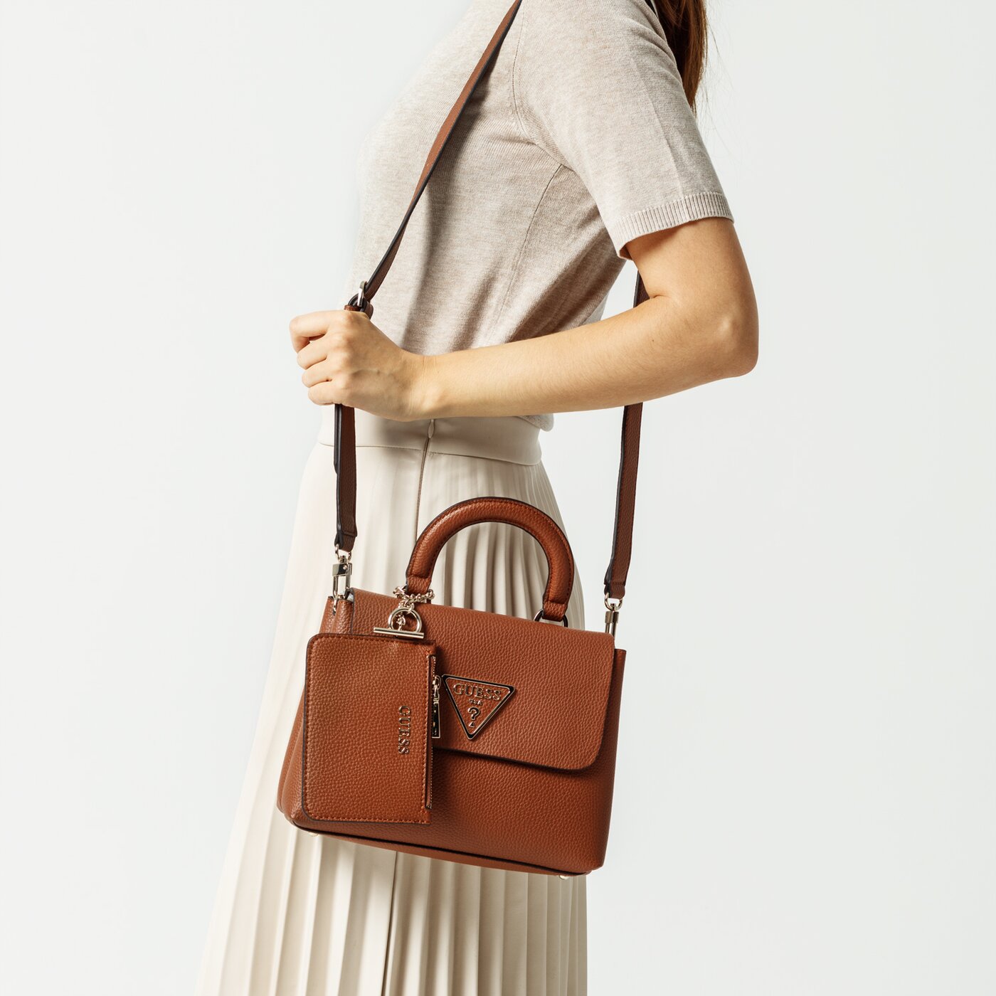 Damska torebka GUESS TOREBKA ARETHA TOP HANDLE FLAP hwvg7439180cog kolor brązowy