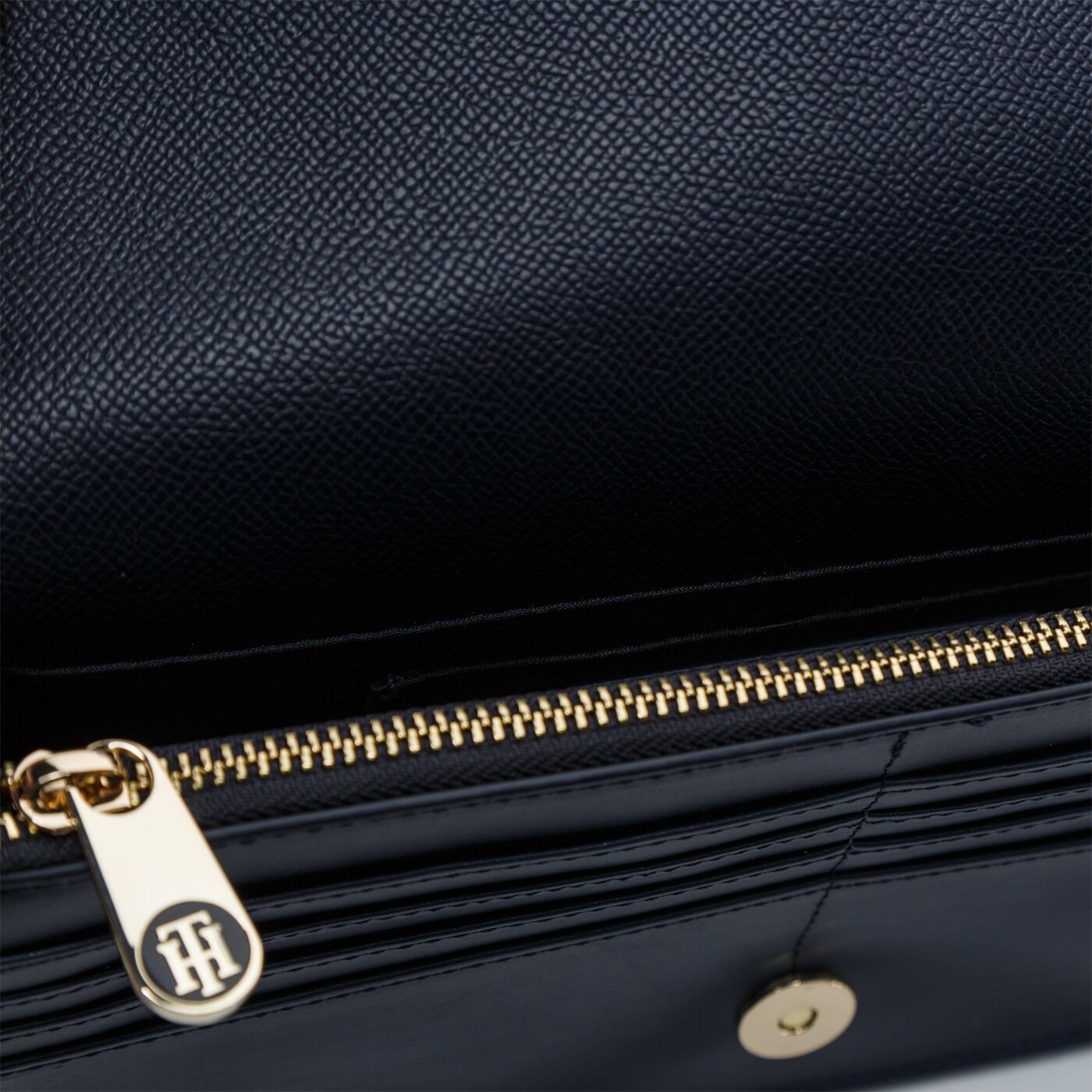 Damska torebka TOMMY HILFIGER TOREBKA HONEY FLAP CROSSOVER aw0aw07943cjm kolor granatowy