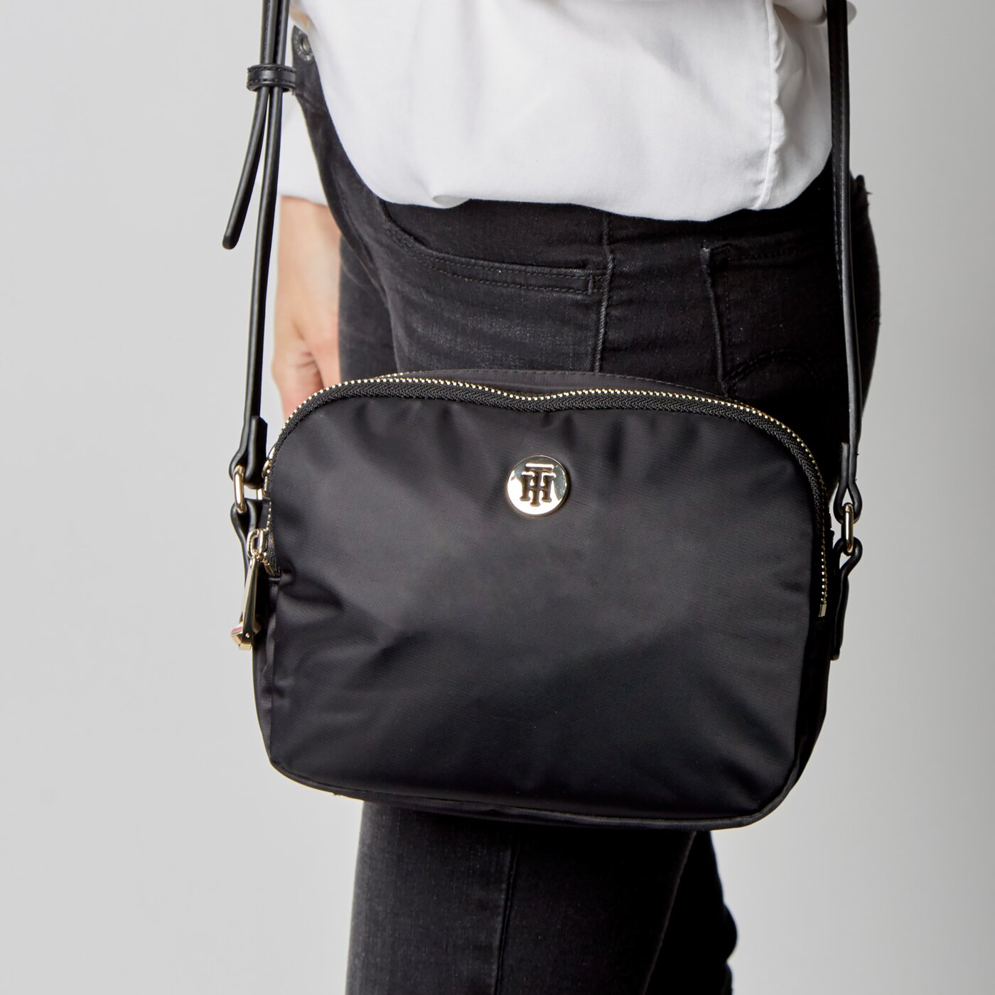 Damska torebka TOMMY HILFIGER TOREBKA POPPY CROSSOVER aw0aw09698bds kolor czarny