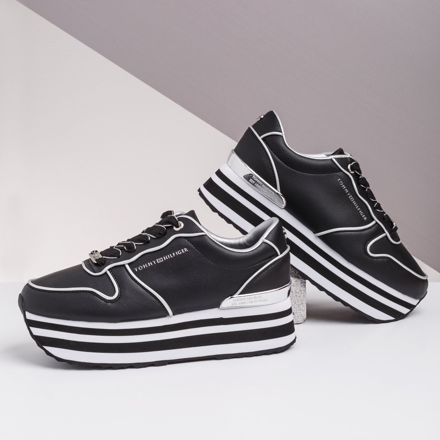 Damskie sneakersy (buty) TOMMY HILFIGER METALLIC FLATFORM SNEAKER fw0fw04699bds kolor czarny