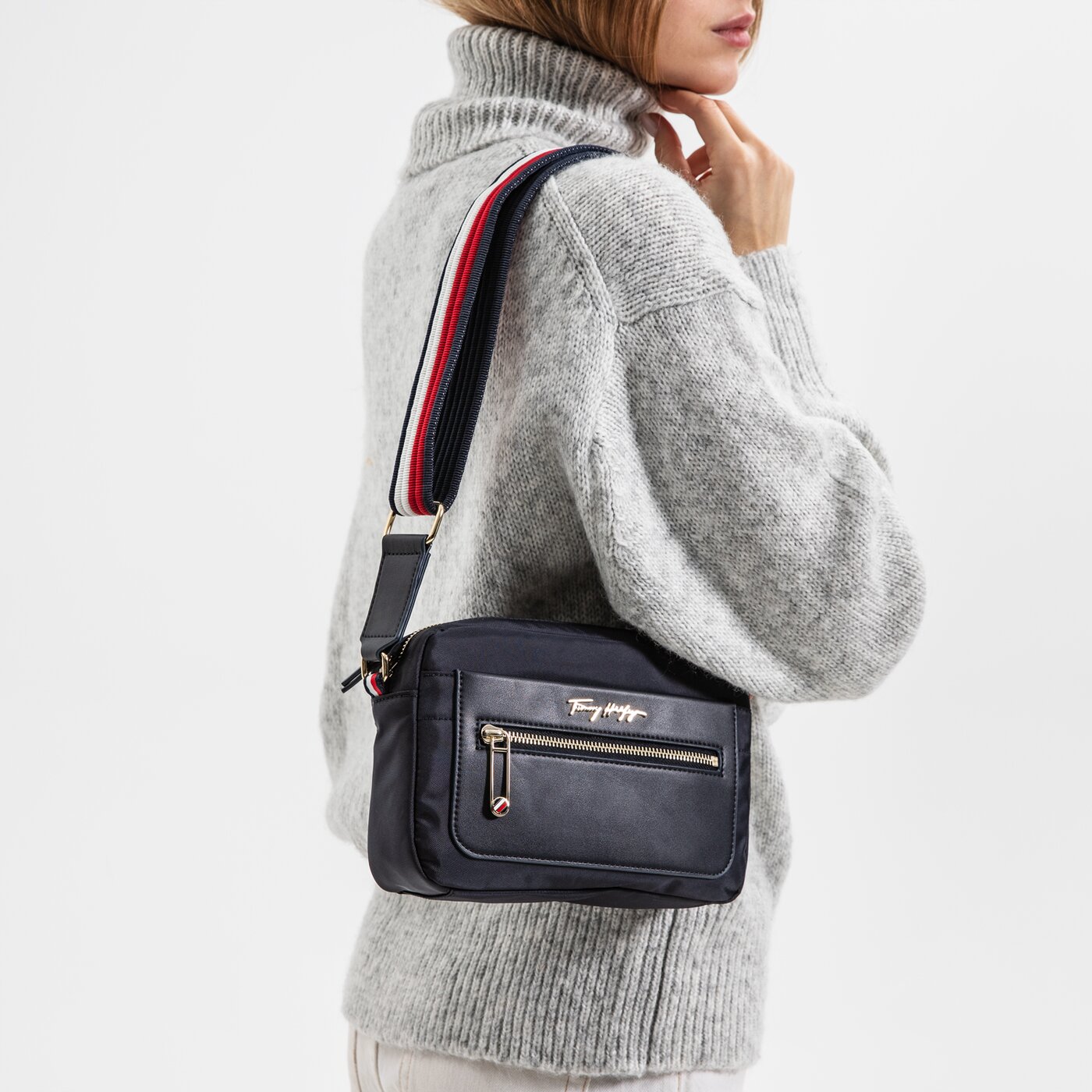 Damska torebka TOMMY HILFIGER TOREBKA TOMMY FRESH CAMERA BAG aw0aw102140gy kolor granatowy