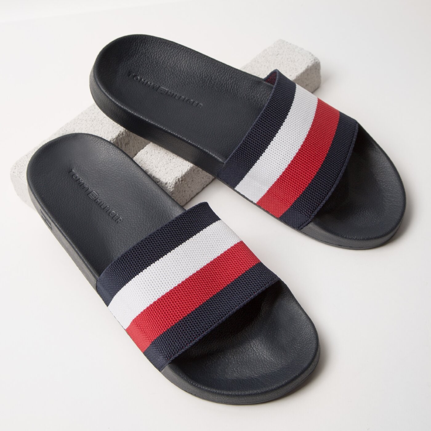 TOMMY HILFIGER HILFIGER POOL SLIDE kolor granatowy (FM0FM01820403