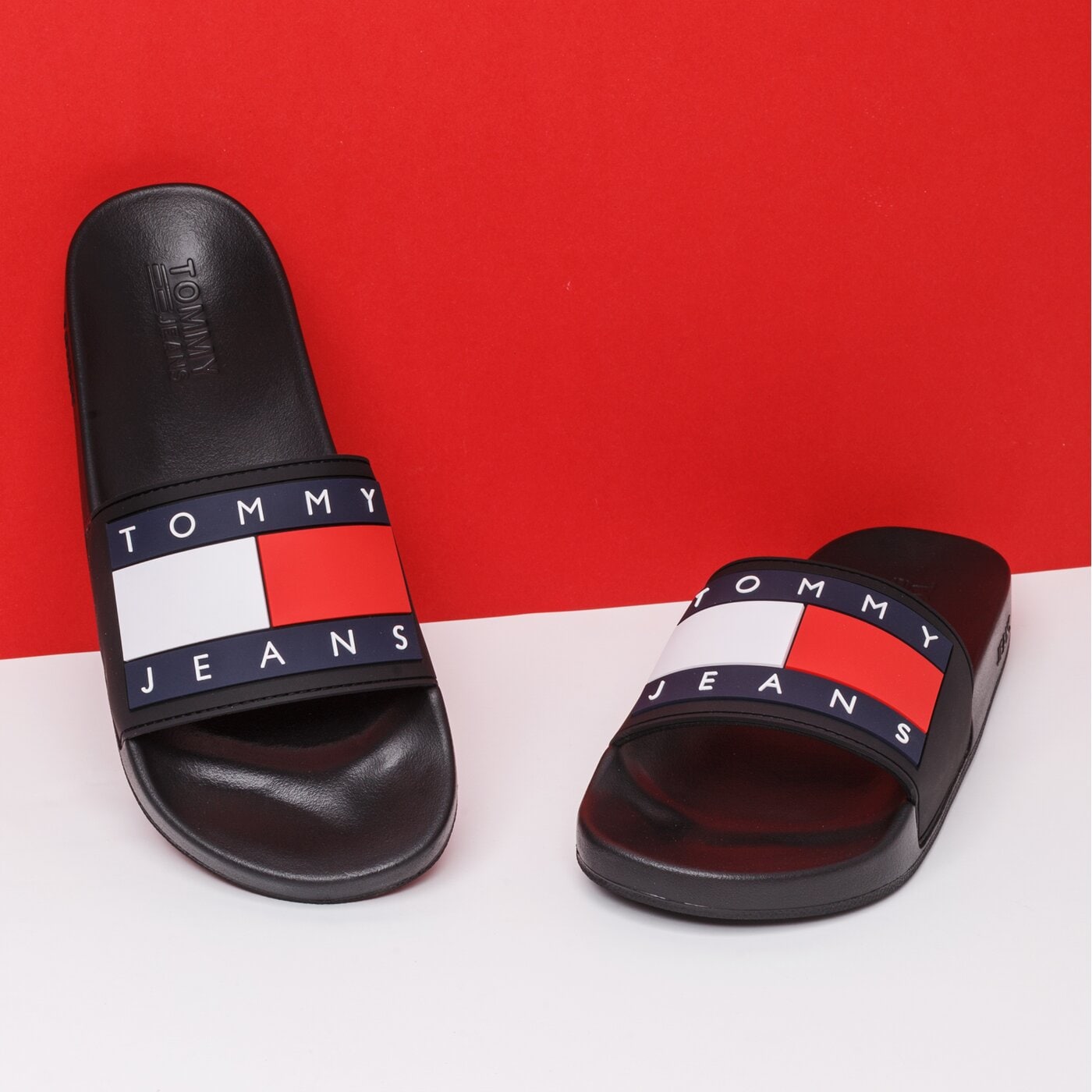 Męskie klapki TOMMY HILFIGER TOMMY JEANS FLAG POOL SLIDE em0em00284bds kolor czarny