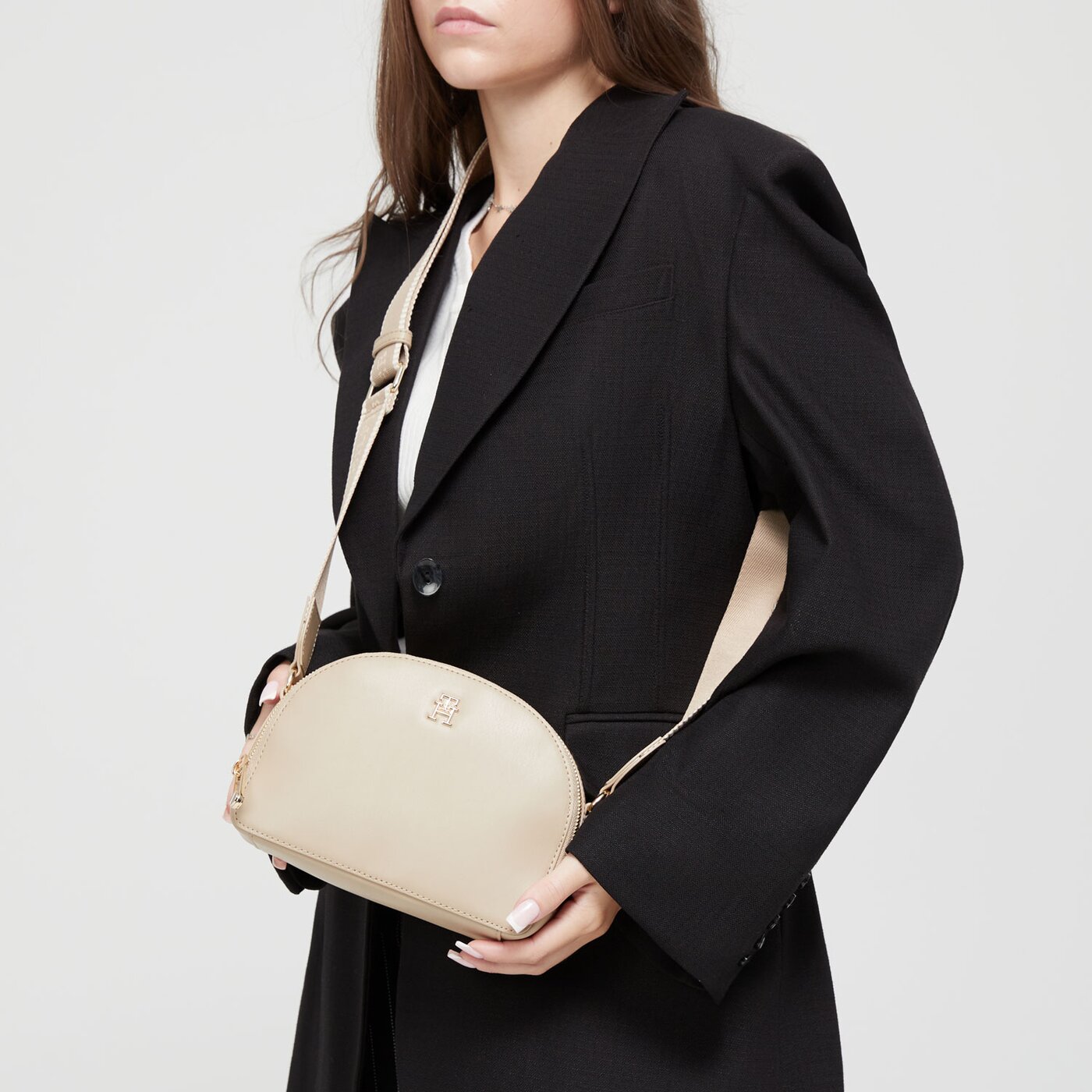 Damska torebka TOMMY HILFIGER TOREBKA TH MONOTYPE HALF MOON CROSSOVER aw0aw16482aeg kolor beżowy