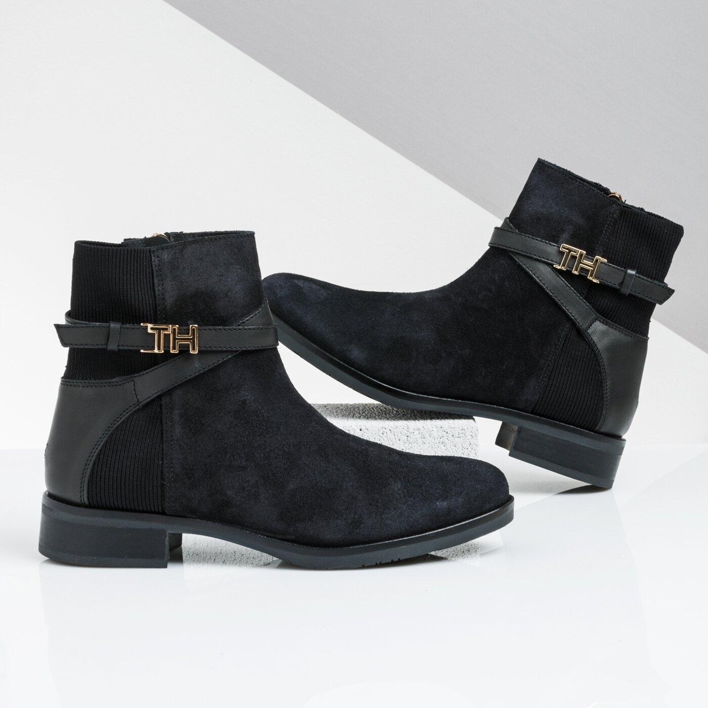 Damskie botki / sztyblety TOMMY HILFIGER TH HARDWARE SUEDE FLAT BOOTIE fw0fw04281990 kolor czarny