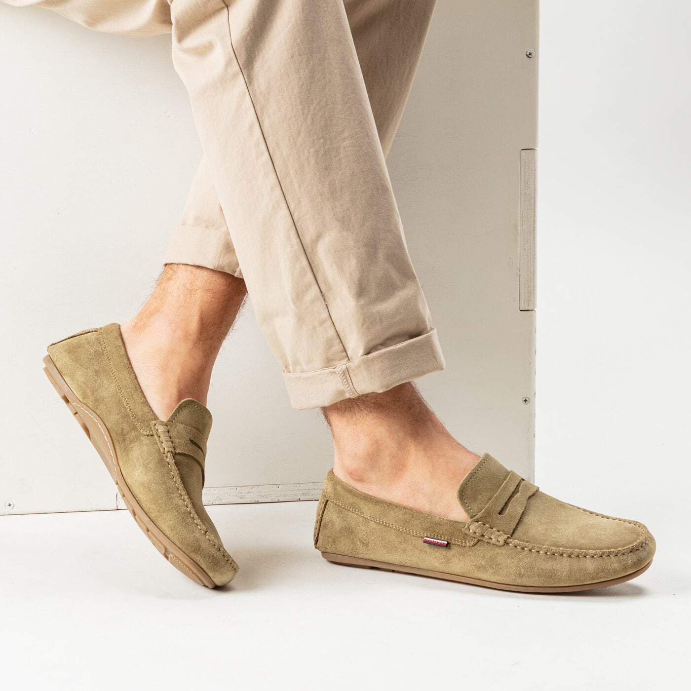 Męskie półbuty TOMMY HILFIGER CLASSIC SUEDE DRIVER fm0fm02725gxr kolor beżowy