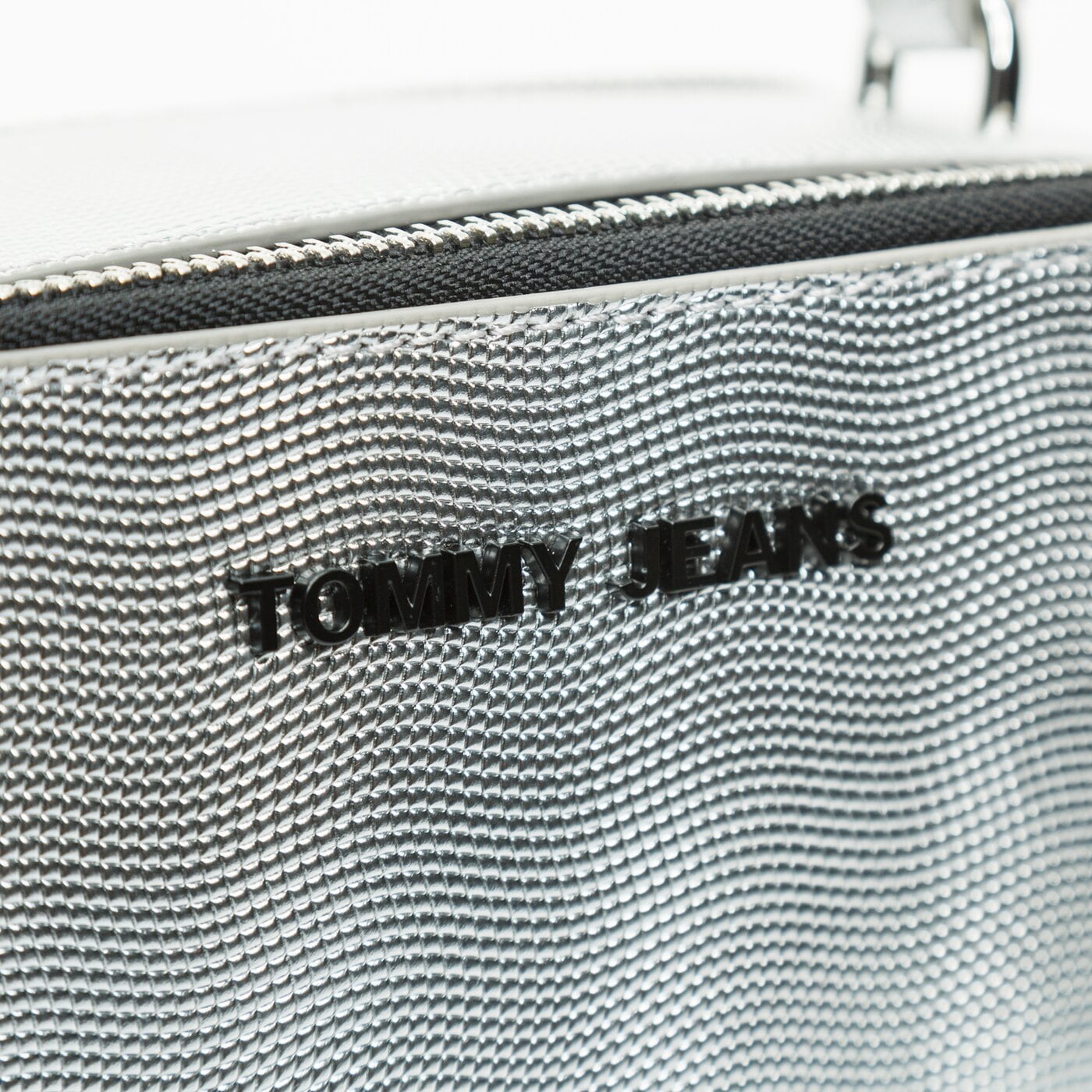 Damska torebka TOMMY HILFIGER TOREBKA TJW FEMME PU CROSSOVER METALIC aw0aw098600im kolor srebrny