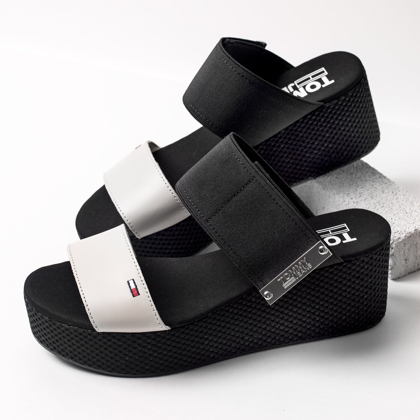 Damskie klapki TOMMY HILFIGER MATERIAL MIX FLATFORM SANDAL en0en00217156 kolor czarny