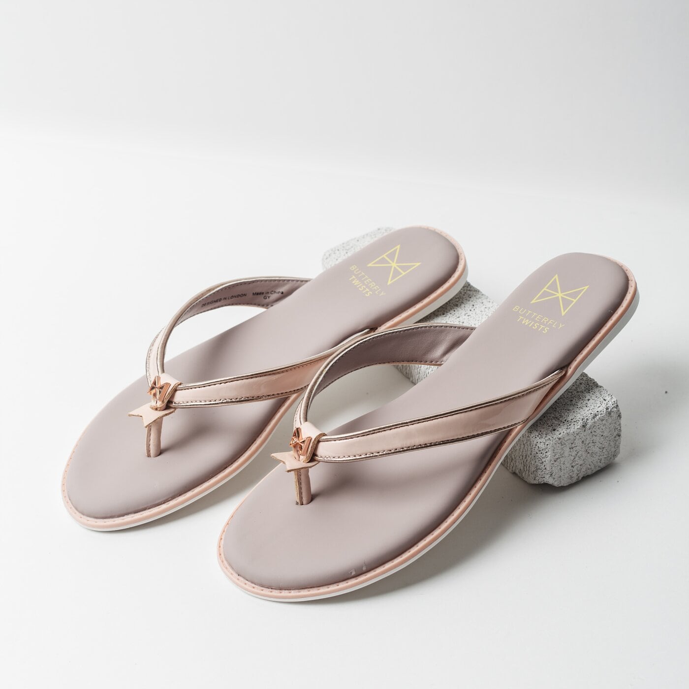 Damskie klapki BUTTERFLY TWISTS BONDI bt27005326 kolor beżowy