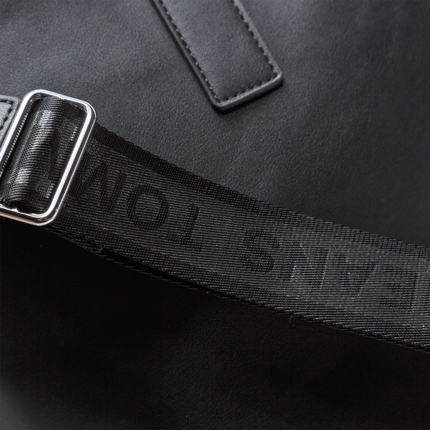 Damska torebka TOMMY HILFIGER TOREBKA FEMME E/W TOTE PU aw0aw080550f4 kolor czarny