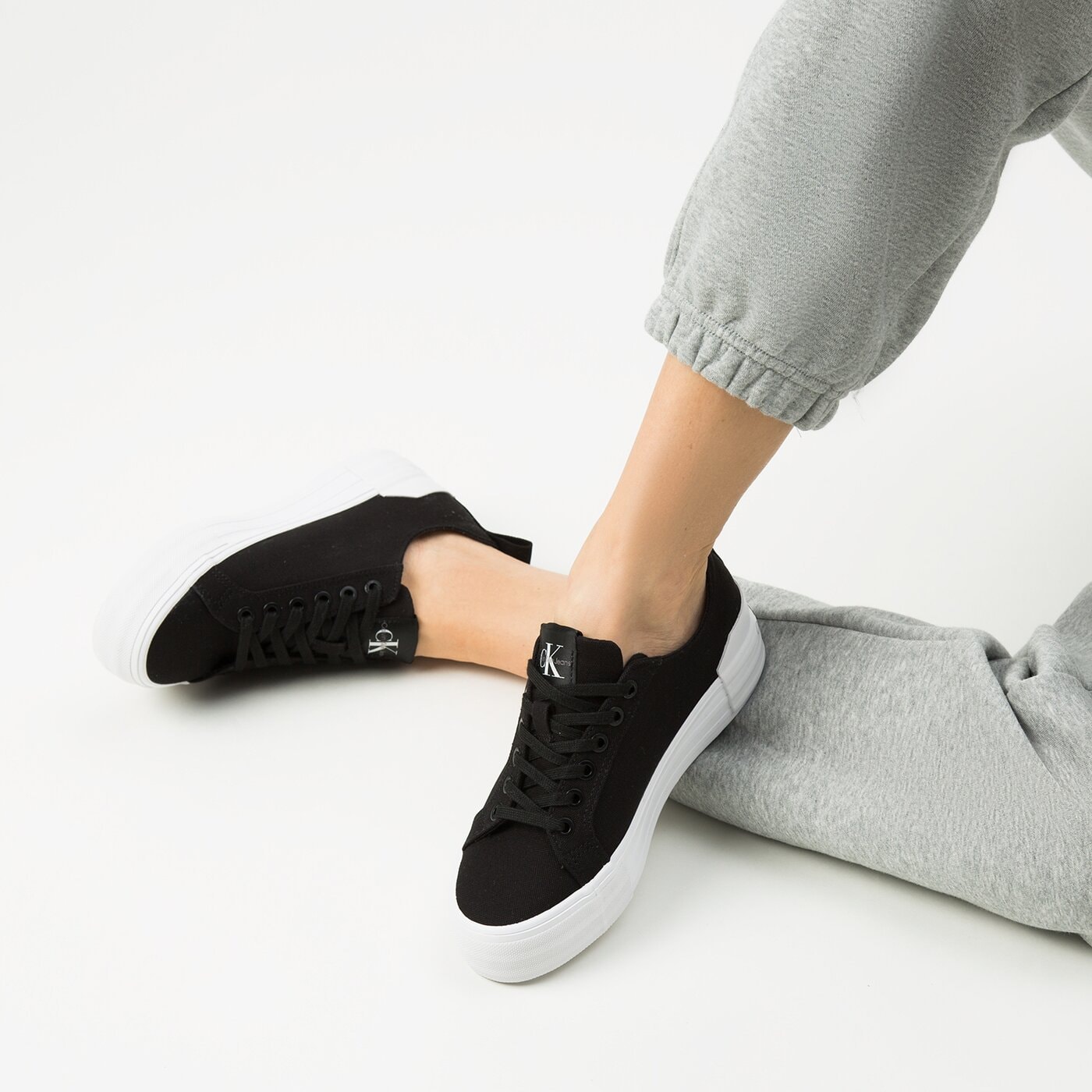 Damskie trampki CALVIN KLEIN VULCANIZED FLATFORM BOLD LACEUP yw0yw00702bds kolor czarny