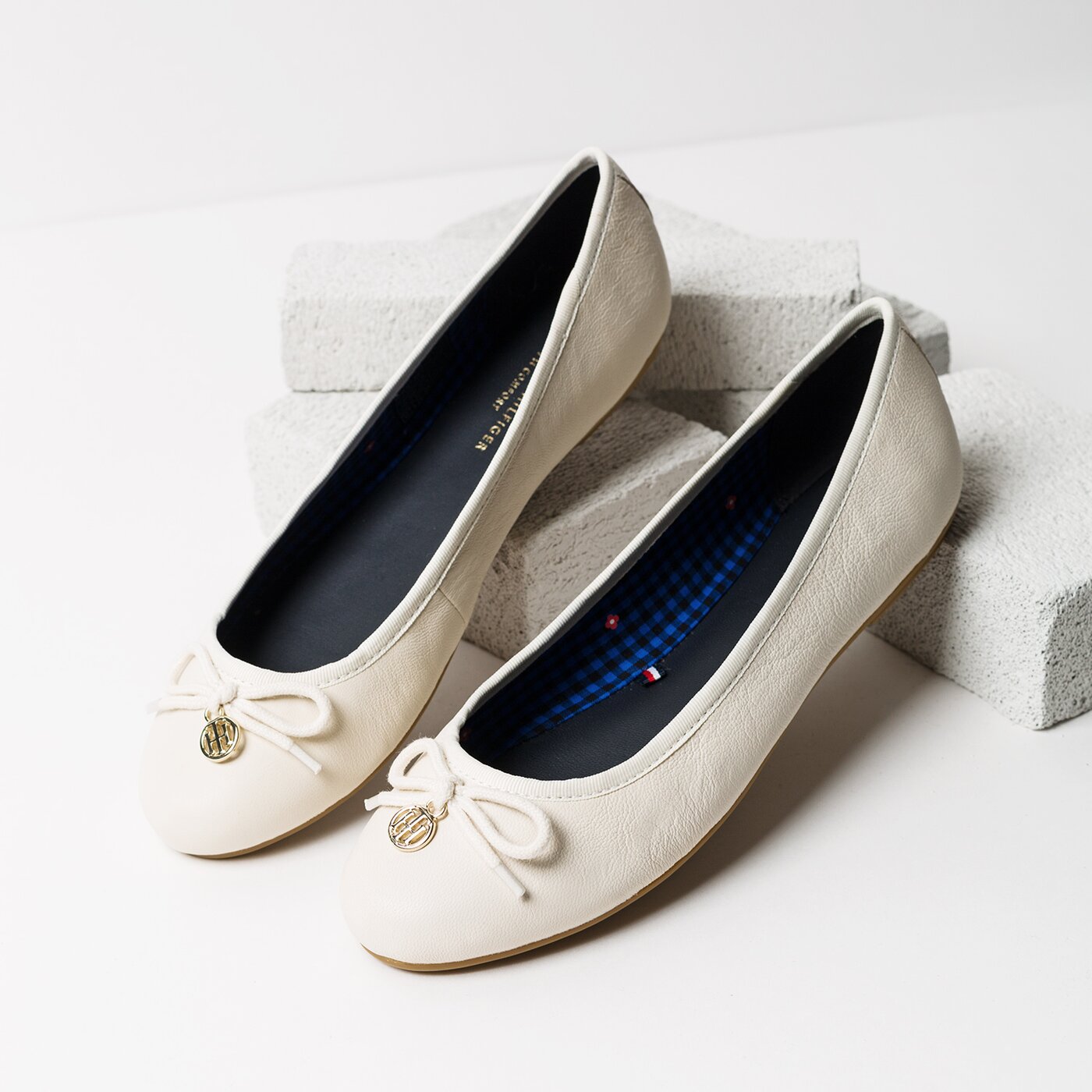 Damskie baleriny (buty) TOMMY HILFIGER BASIC LEATHER BALLERINA CHARM fw0fw02814121 kolor biały