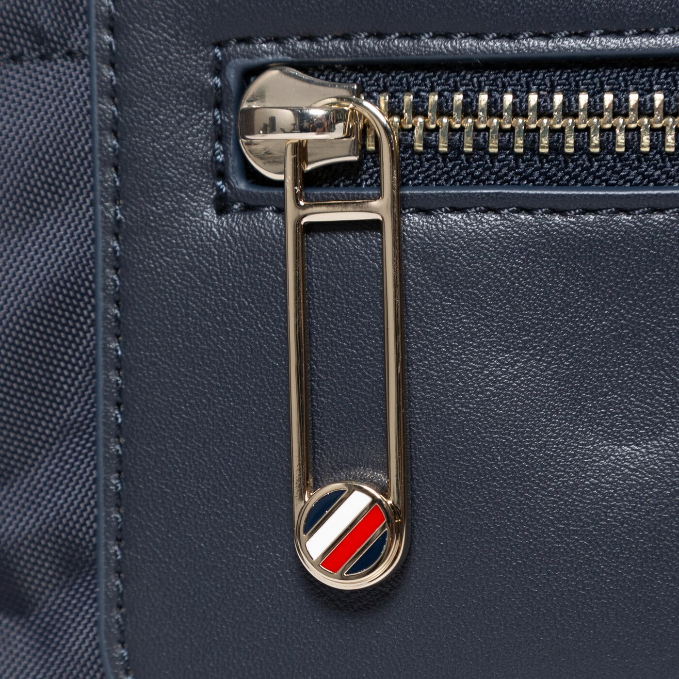 Damska torebka TOMMY HILFIGER TOREBKA TOMMY FRESH CAMERA BAG aw0aw102140gy kolor granatowy