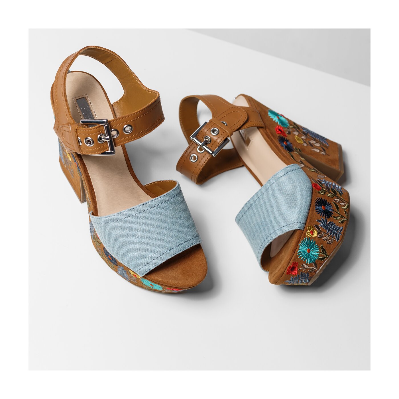 Damskie sandały GUESS CARALIN flcaa1den03blue kolor niebieski