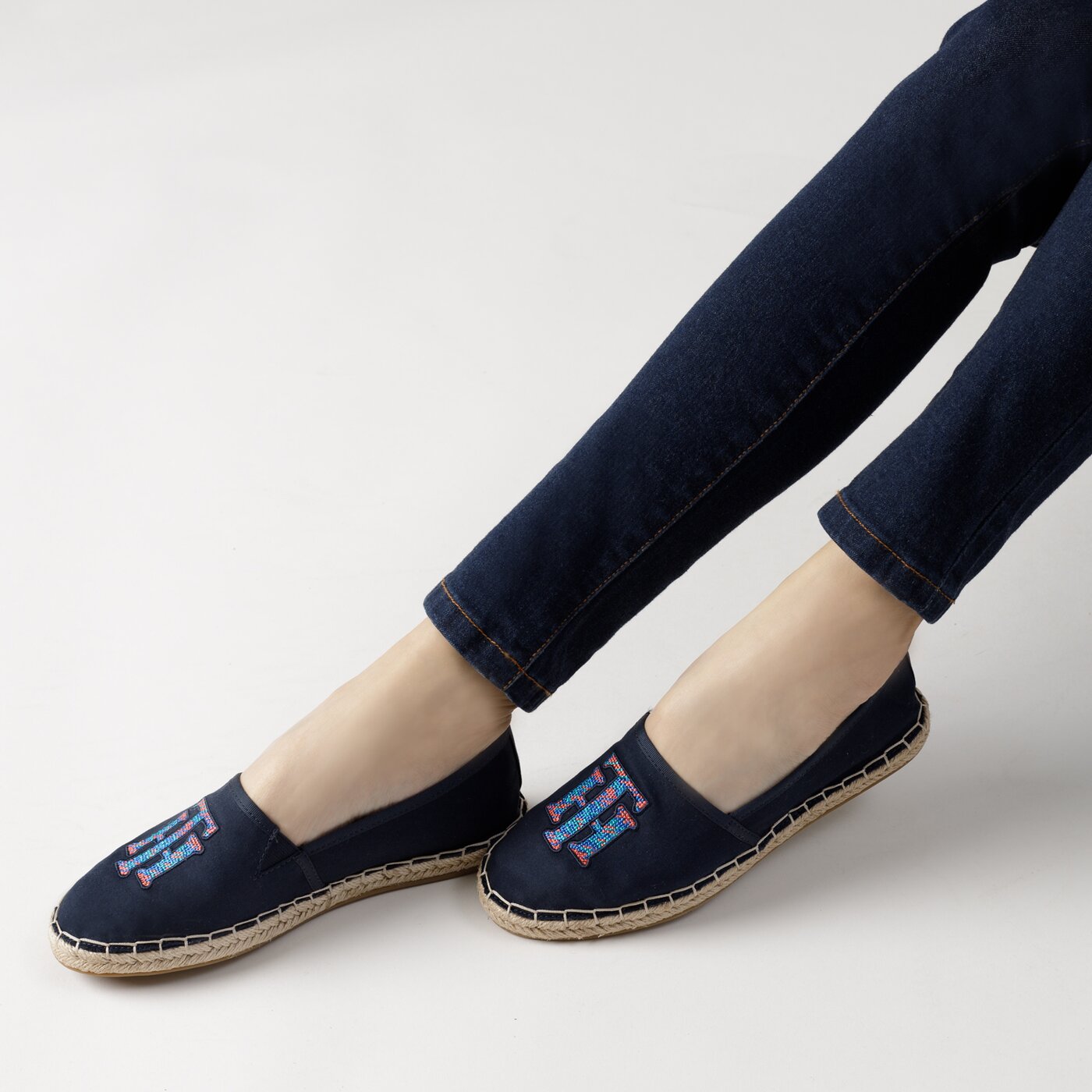 Damskie espadryle TOMMY HILFIGER TH LOGO ESPADRILLE fw0fw06158dw5 kolor granatowy